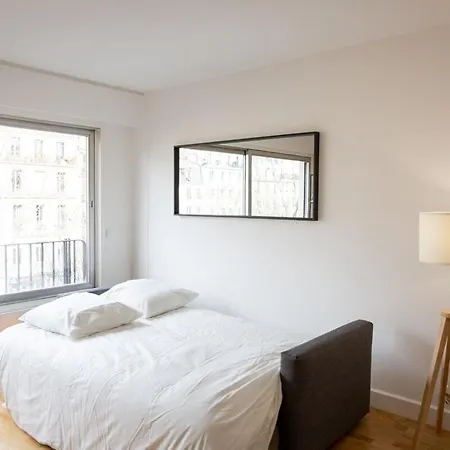 Charming Moulin Rouge Apartment *